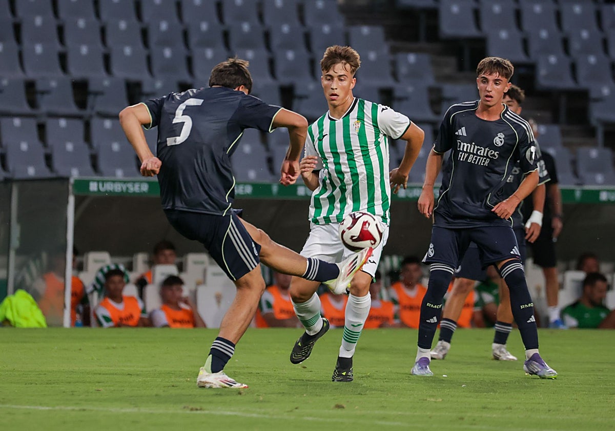 Un momento del Córdoba-Real Madrid con el que se ha inaugurado el Mundial de Clubs Juvenil