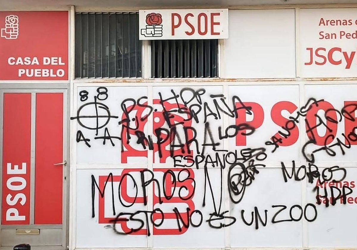 Estado de la puerta de la sede socialista en Arenas de San Pedro (Ávila)