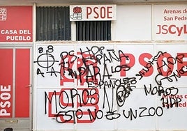 Vandalizada con pintadas racistas y simbología nazi la sede del PSOE de Arenas de San Pedro (Ávila)