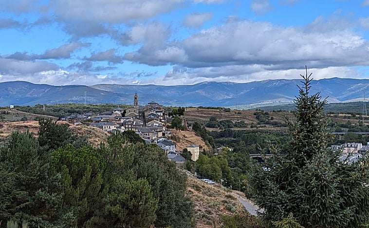 Imagen principal - Sobre estas líneas, panorámica de Puebla de Sanabria; zona afectada en el término municipal de San Martín de Castañeda por el fuego de Porto que amenazó Sanabria y Suso Chimeno, al frente de la Asociación de Hostelería de Sanabria