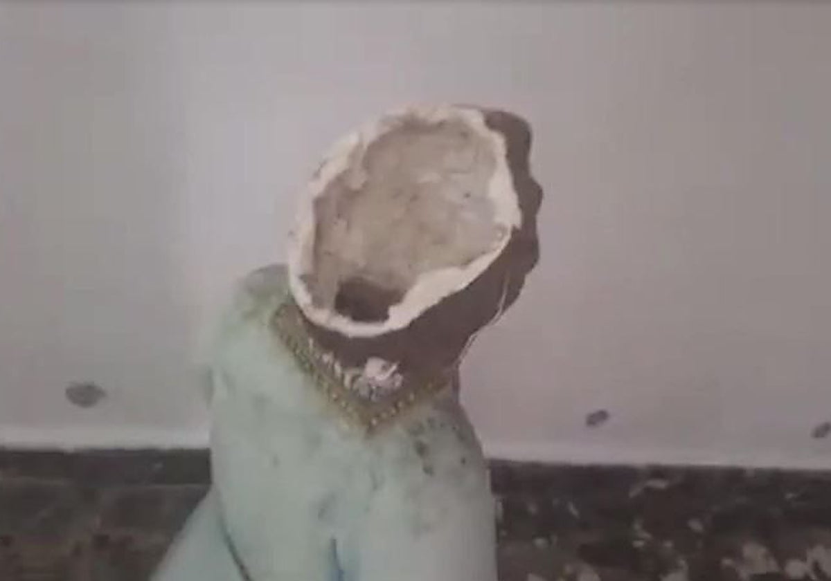 Imagen del Niño de los Remedios con la cabeza rota tras derribarlo