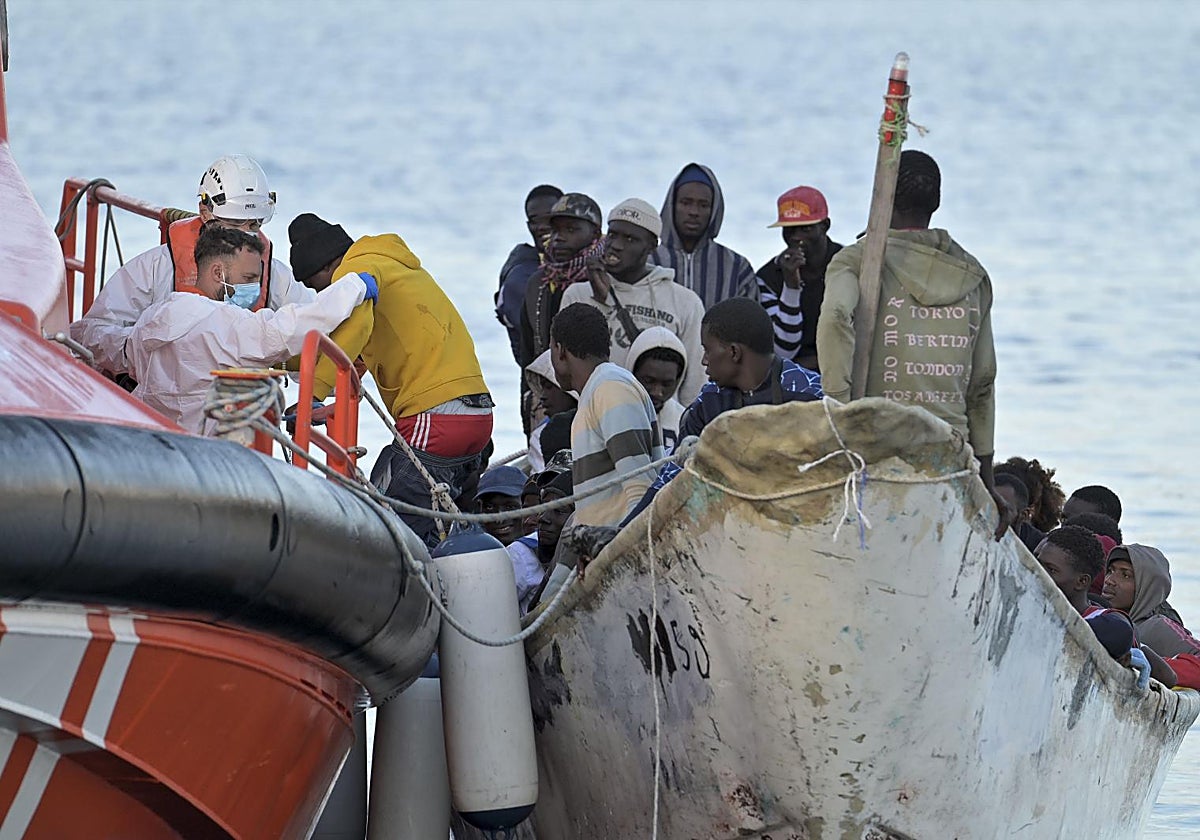 La 'Salvamar Adhara' rescate una patera con 67 inmigrante