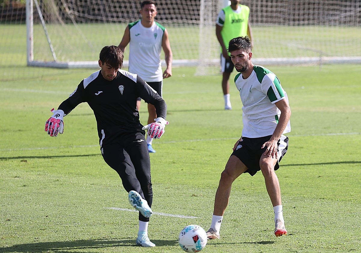 Iker Álvarez durante un entrenamiento con el Córdoba CF