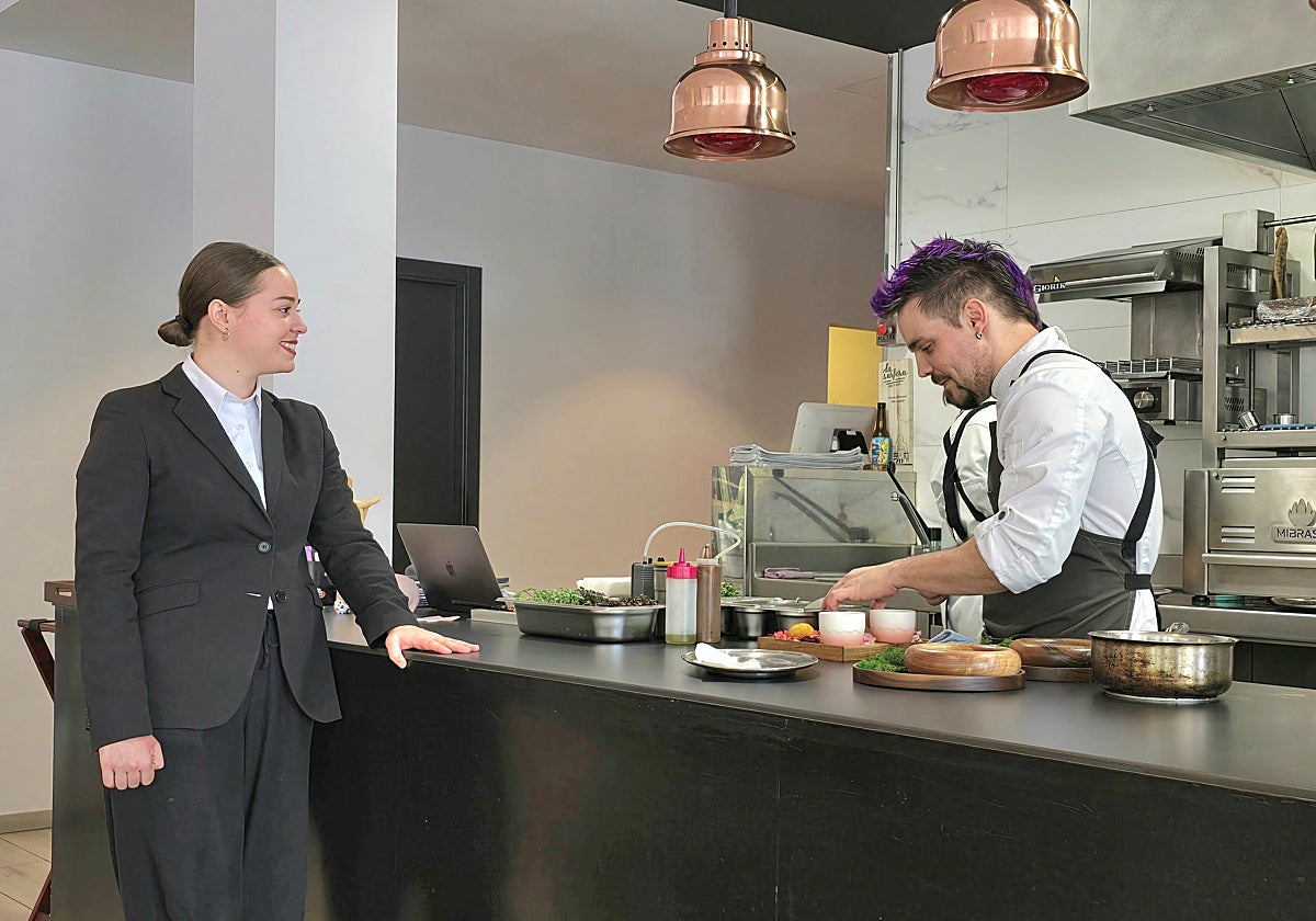 Judit, sumiller y hermana de Sergi Palacin en la amplia cocina abierta que preside el local para solo una treintena de comensales