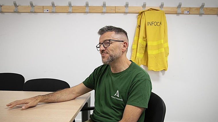 Antonio Sánchez durante la entrevista con ABC en la centro operativo del Infoca en Granada