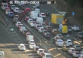 Dos atascos en la A-4 y en la M-30 empeoran la hora punta en Madrid, pero el tráfico circula con normalidad en las zonas de obras