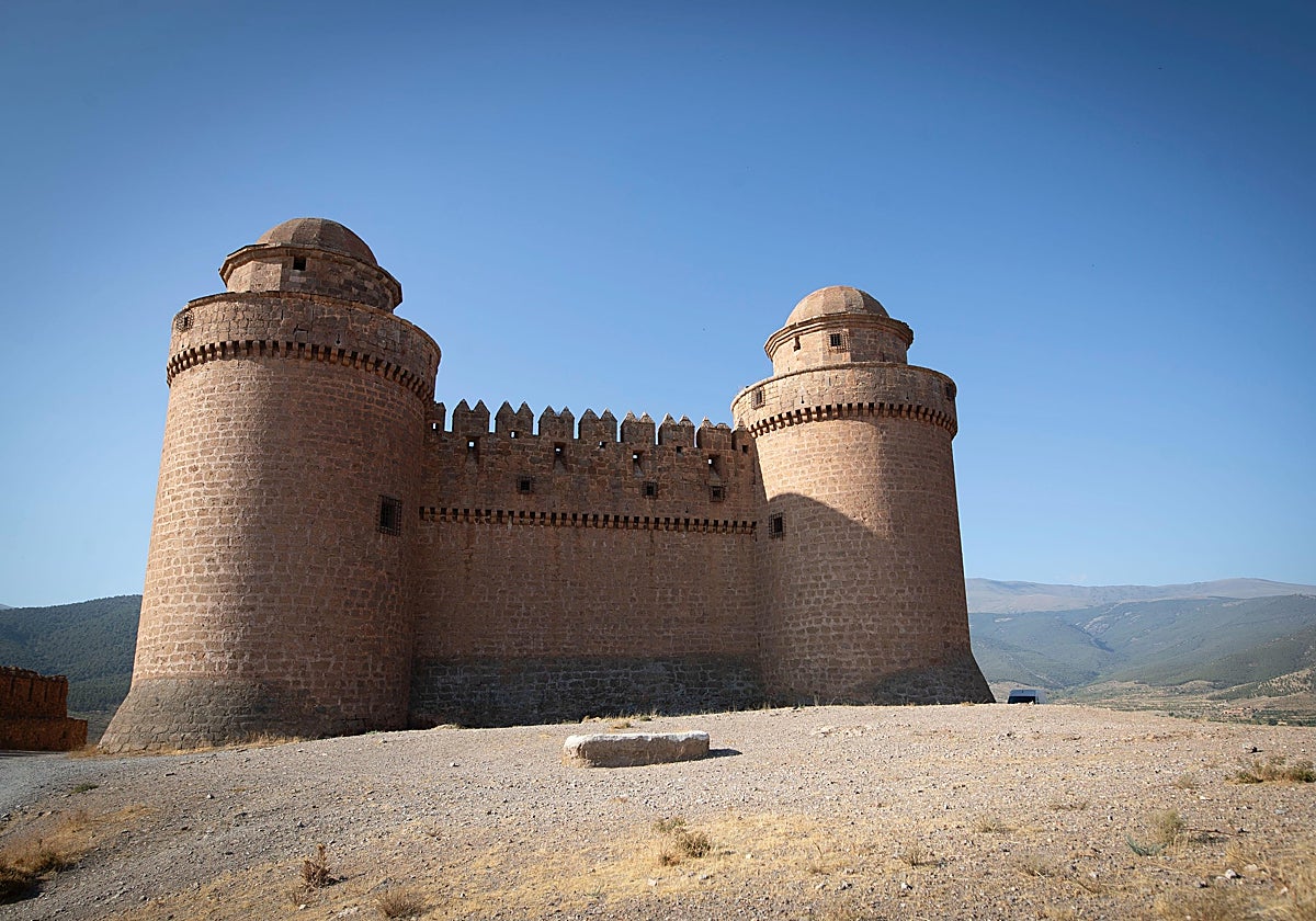 La impresionante fachada del castillo de La Calahorra, construido en el siglo XVI