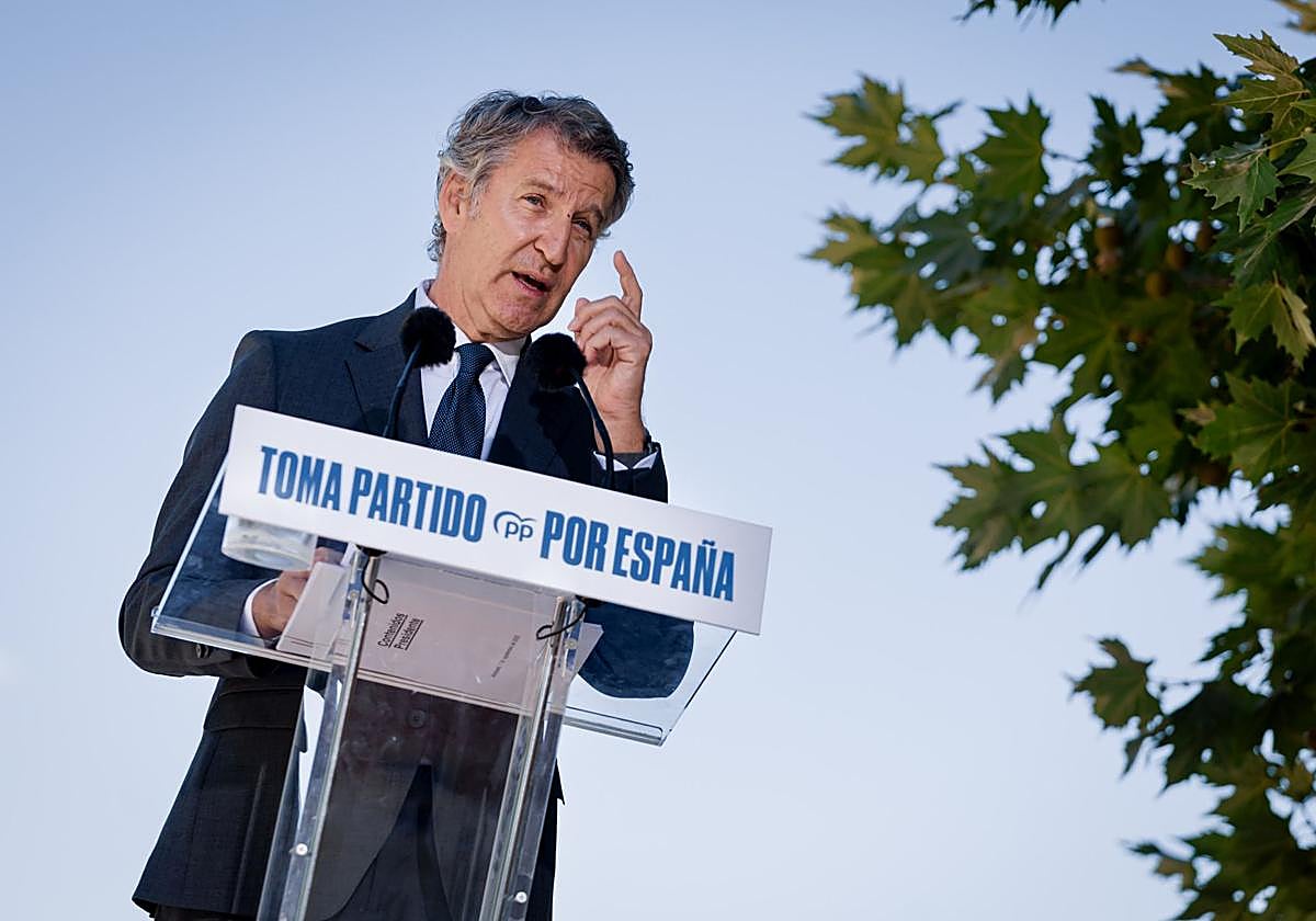 El presidente del PP, Alberto Núñez Feijóo, comparece ante los medios