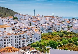 El pueblo de Málaga donde se rodó 'Dos tumbas', la serie que triunfa en Netflix: casas blancas, calles encaladas y un precioso casco histórico