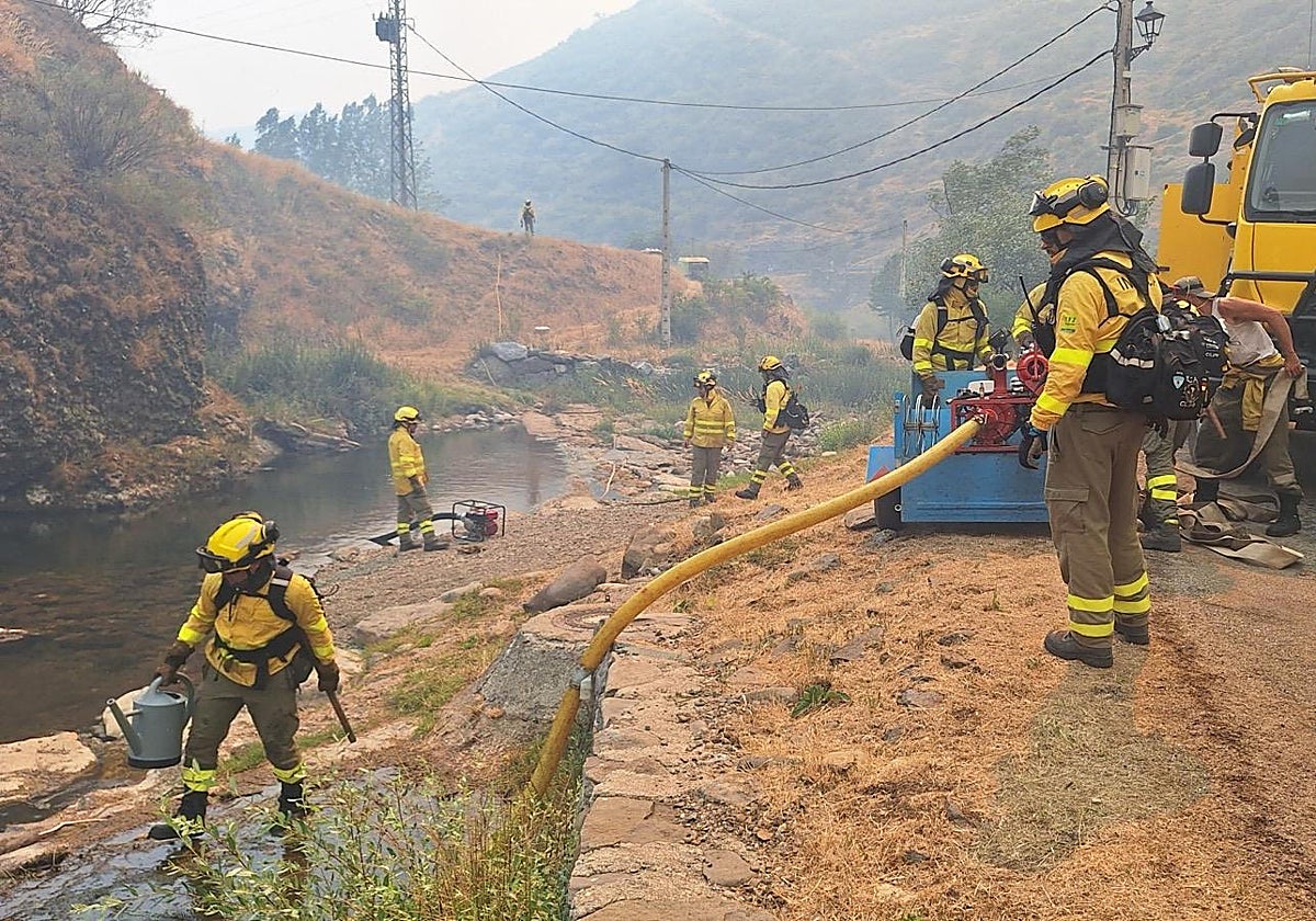 Los bomberos forestales andaluces preparándose para defender el Portilla de la Reina