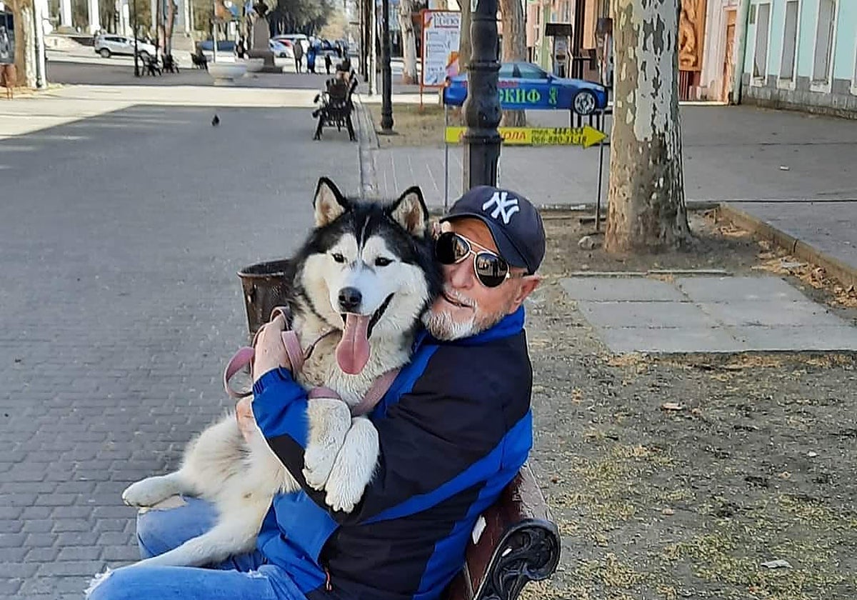 Imagen de archivo de Mariano García con su perro en Jersón, Ucrania