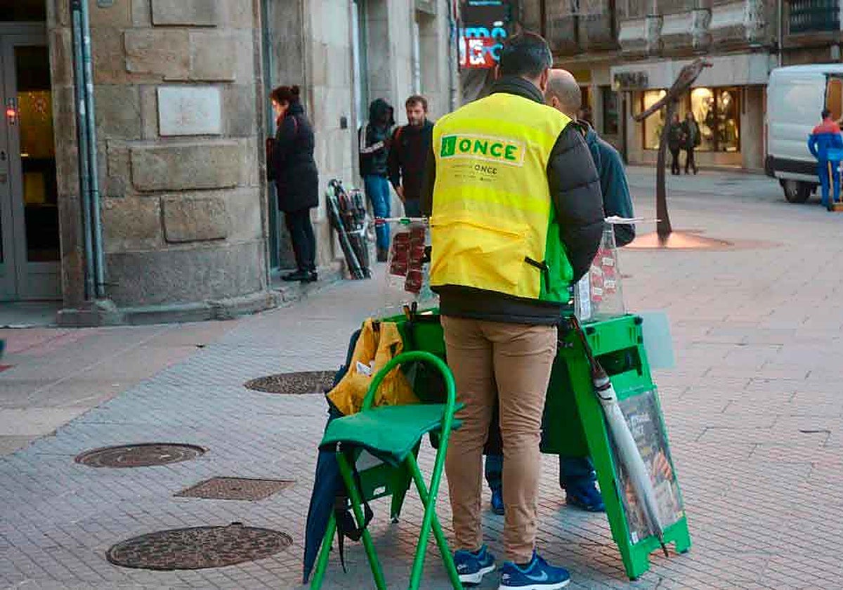 Un vendedor de la ONCE con su puesto en plena calle