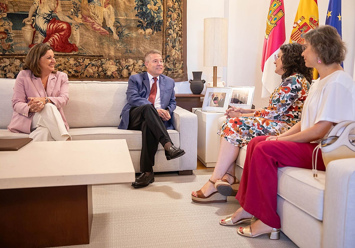 El presidente Emiliano García-Page, con la secretario regional de UGT, Lola Alcónez