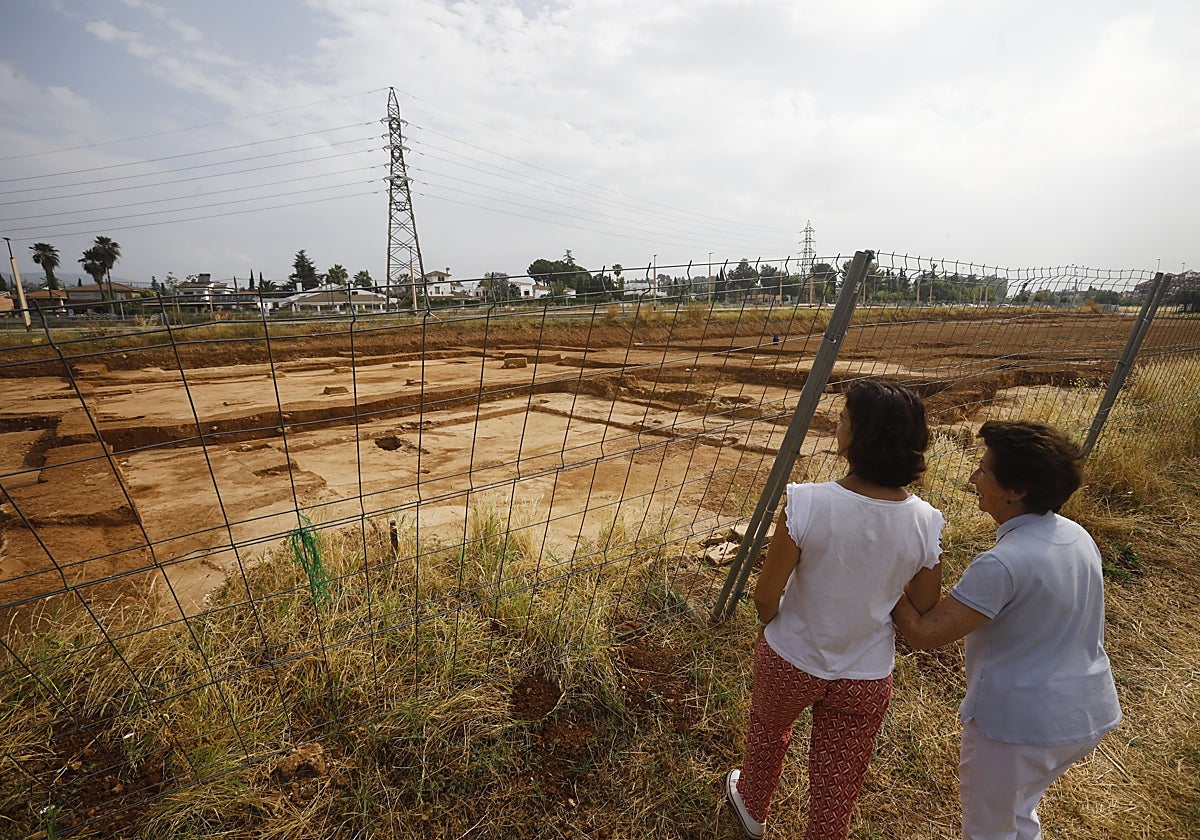 Dos mujeres observan los restos arqueológicos hallados en el terreno del trazado de la Ronda Norte