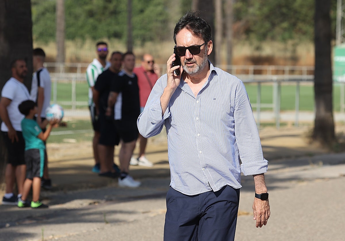 Fernández Monterrubio paseando por la Ciudad Deportiva