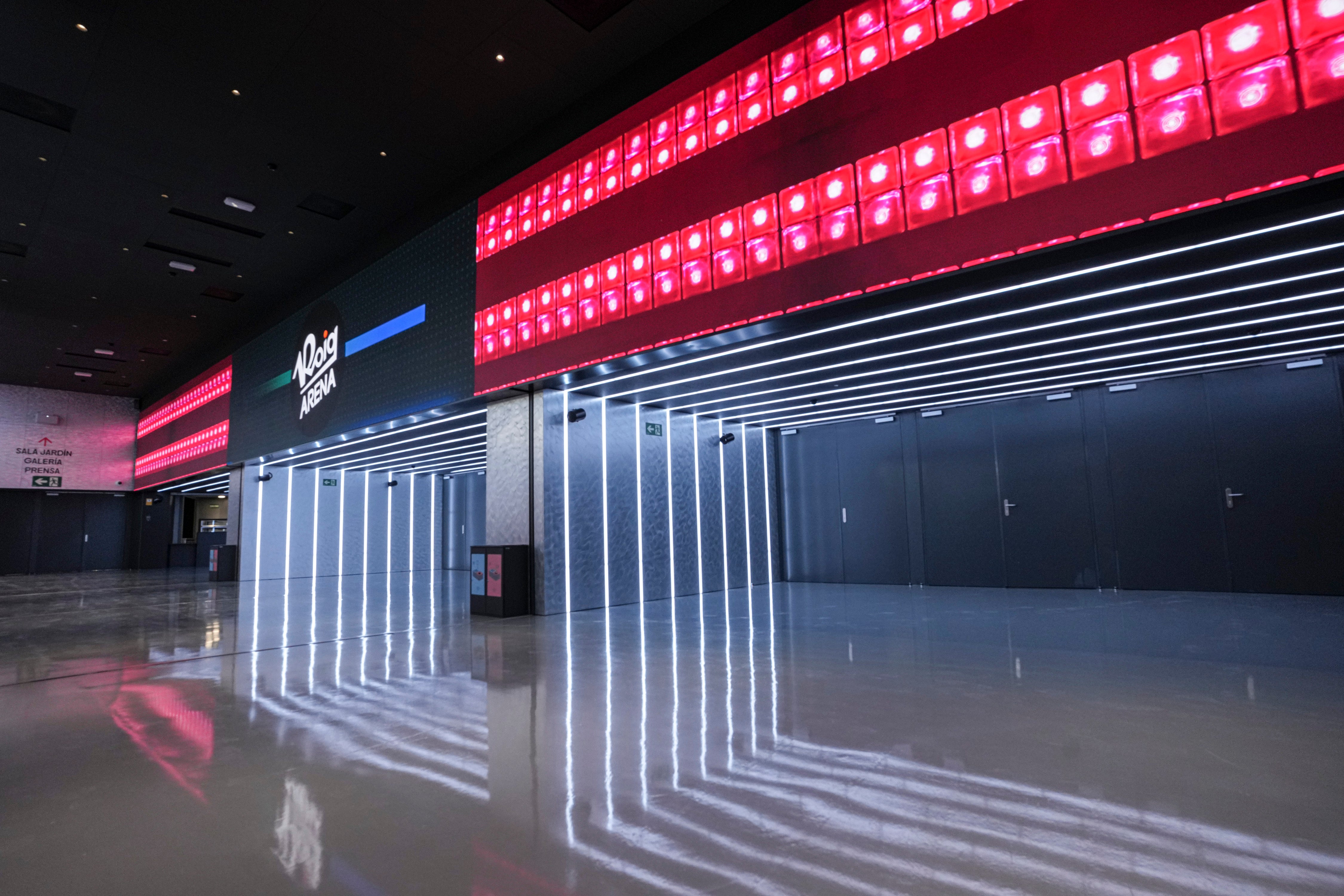 Entrada al pabellón del Roig Arena.