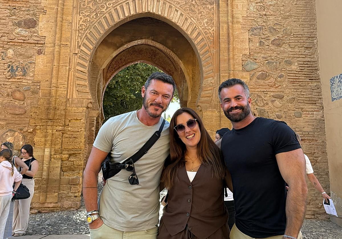 Luke Evans durante su visita a la Alhambra de Granada