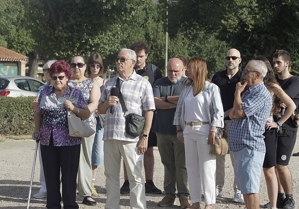 Txema Fernández, con los vecinos, durante la concentración contra la violencia machista