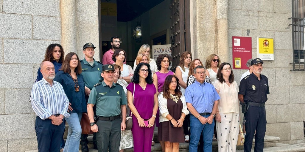 Minuto de silencio en la Delegación del Gobierno para condenar el último asesinato machista de una mujer en Granada