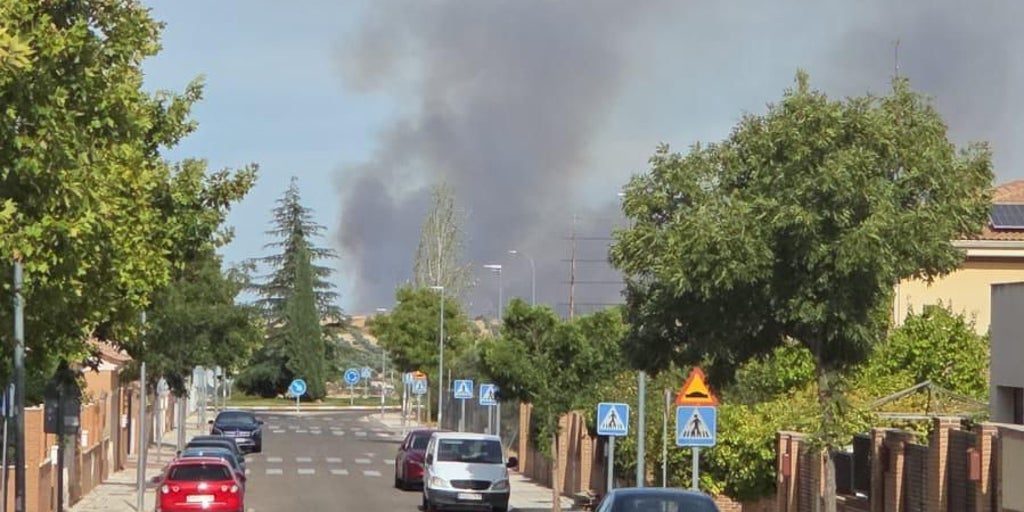 Medios aéreos y terrestres trabajan en las labores de extinción de un incendio declarado en Nambroca