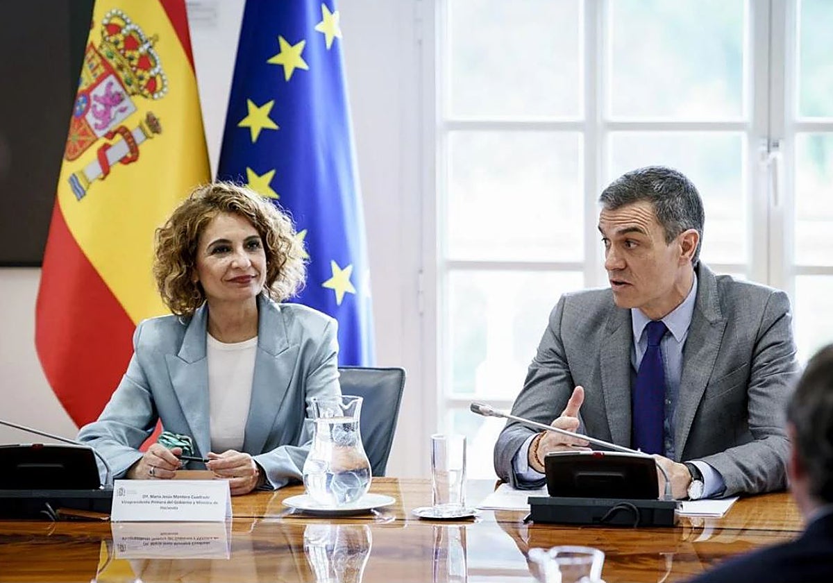 Pedro Sánchez junto a la ministra de Hacienda, María Jesús Montero