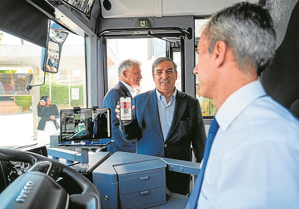 El consejero de Movilidad, Sanz Merino, muestra al conductor su QR de Buscyl