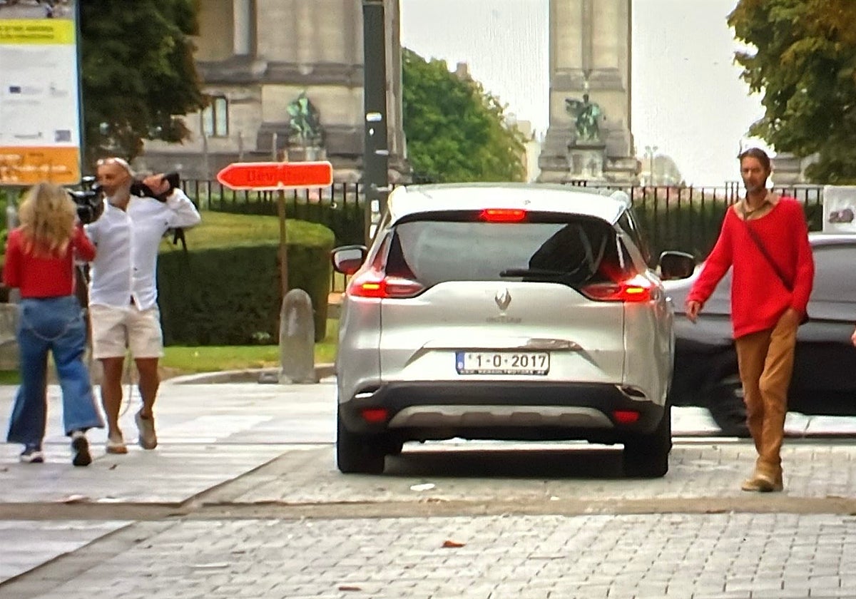 El coche con matrícula del 1-O con el que Puigdemont abandonó la reunión con Illa