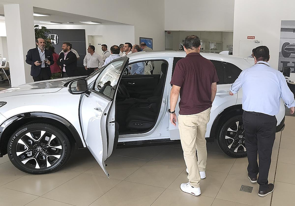 Un hombre mira un coce en un concesionario