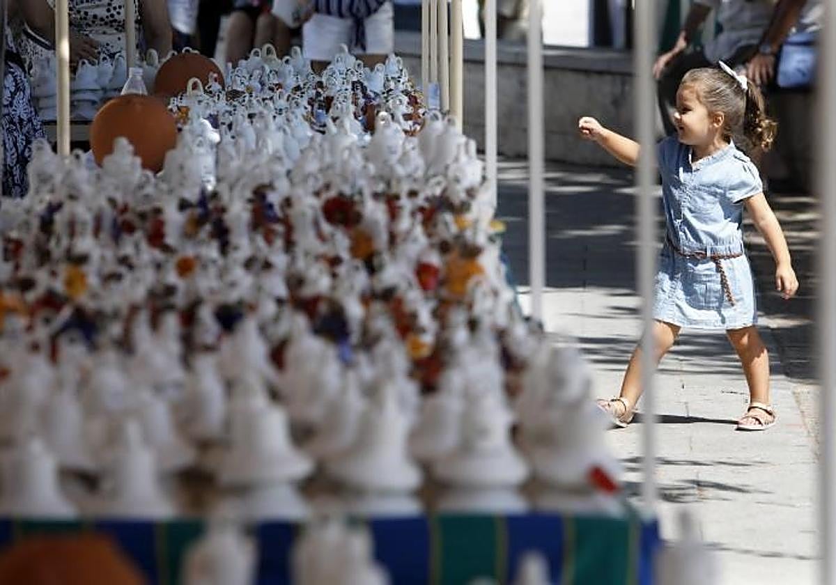 Puestos de campanitas de la Velá de la Fuensanta en una imagen de archivo