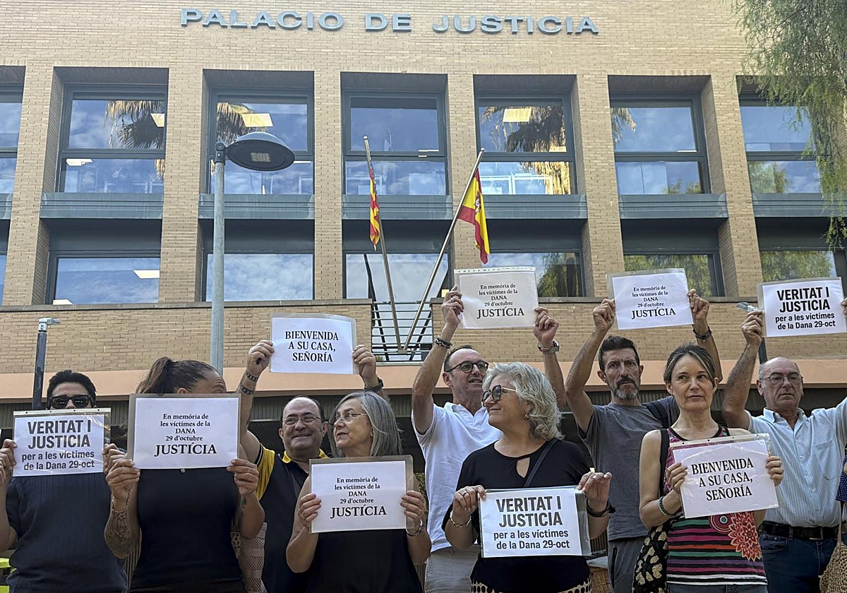 Víctimas de la dana reciben con un 'bienvenida a casa' la vuelta a Catarroja de la jueza