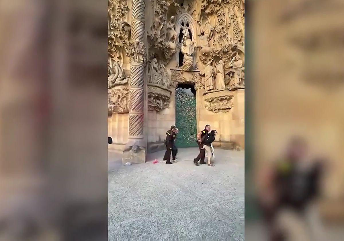 Las dos activistas detenidas tras arrojar las pinturas