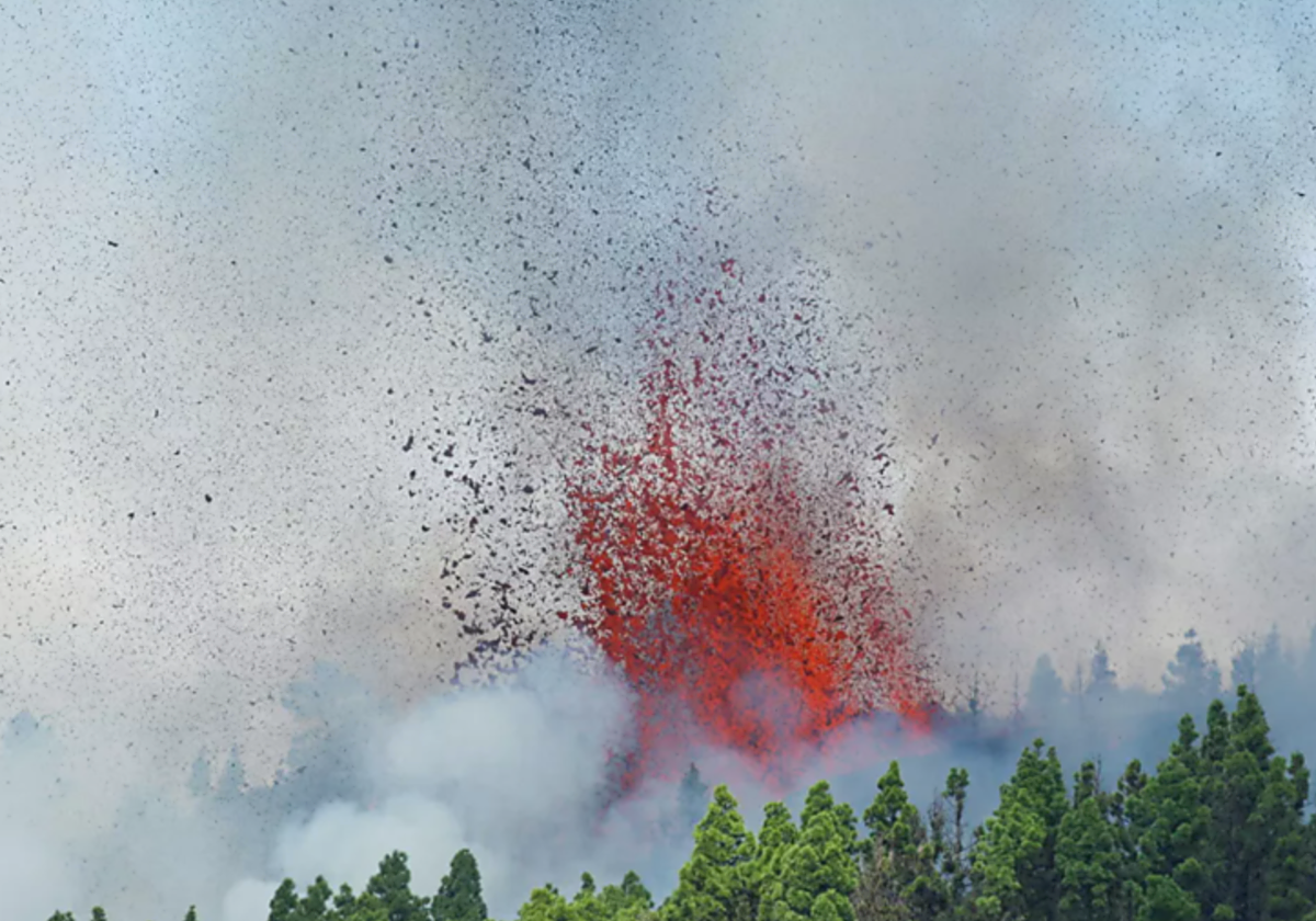 Una de la primeras fotos de la erupción del volcán Tajgaite en La Palma, el día 19 de septiembre de 2021