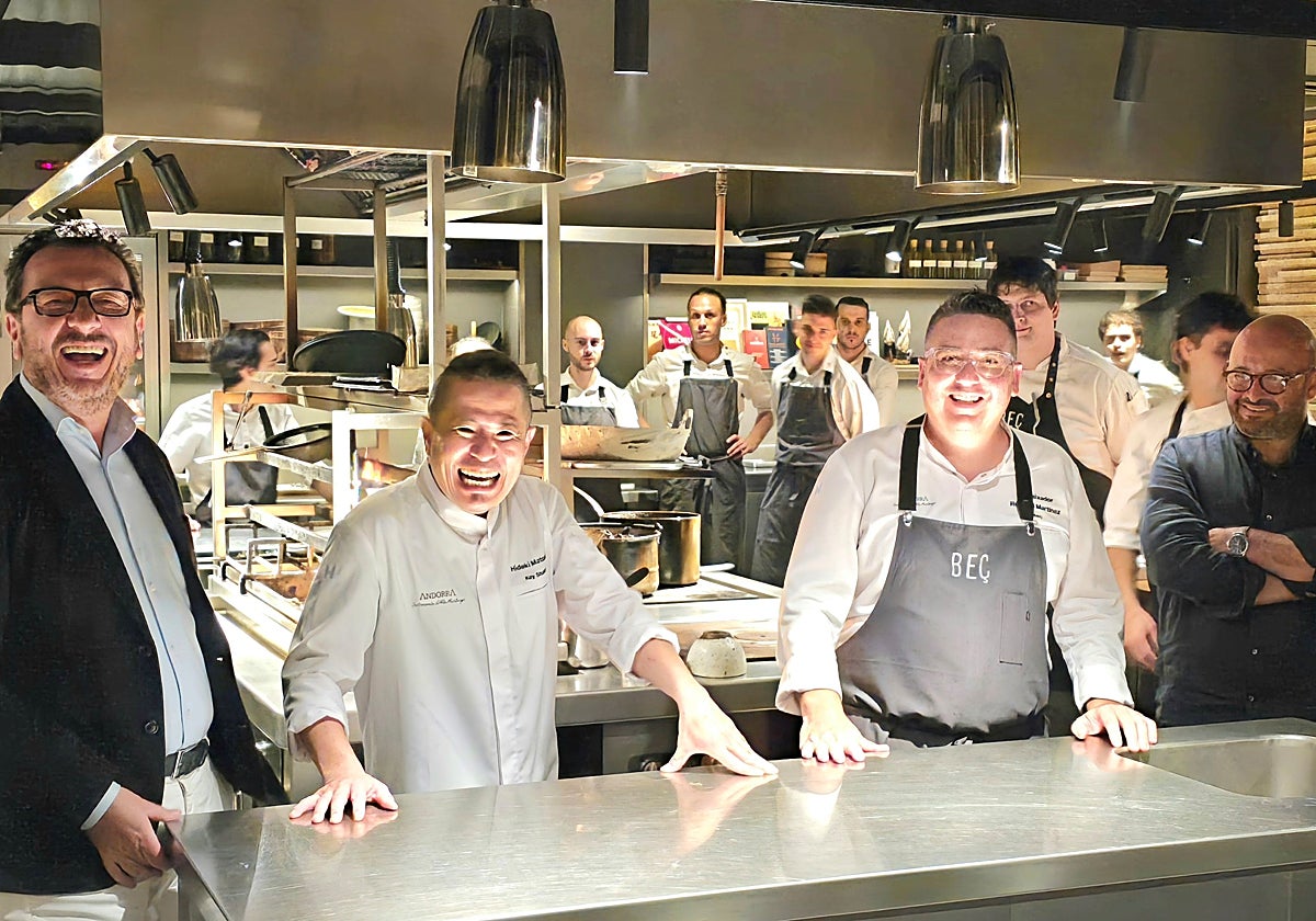 De izquierda a derecha, Betim Budzaku, CEO de Andorra Turisme, los chefs Hideki Matsuhisa y Rodrigo Martínez, y Jordi Parra, director de grup gsr y chef ejecutivo de Vocento Gastronomía