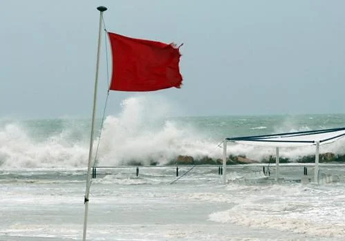 Bandera roja en una playa este verano