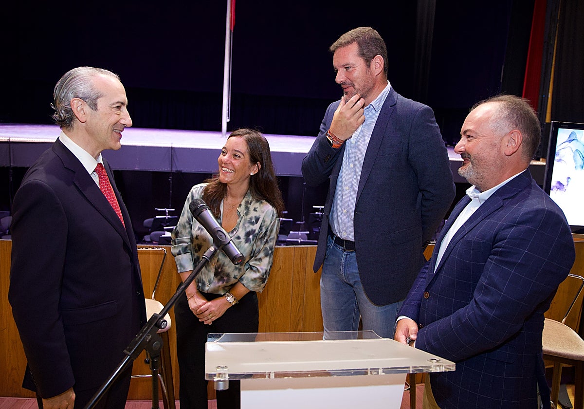 El gerente de la OSG, José Antonio Cuéllar, junto a la alcaldesa Inés Rey, el conselleiro José López Campos y el diputado provincial José Ramón Rioboo