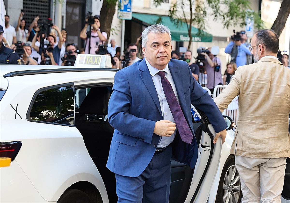 El ex secretario de Organización del PSOE, Santos Cerdán, llegando al Tribunal Supremo para declarar como investigado