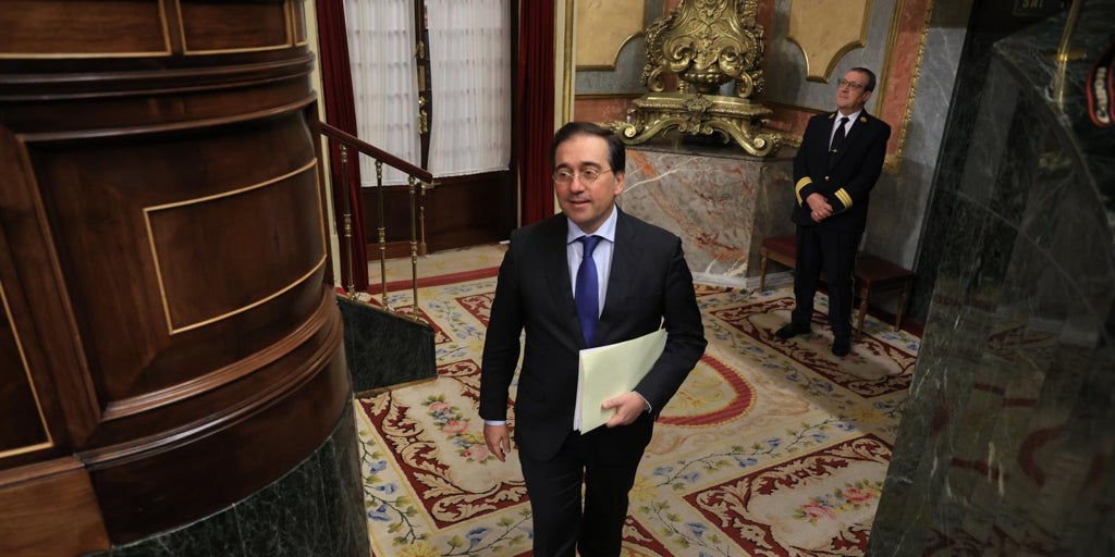Albares rechaza el valenciano y se niega a pedir su oficialidad en Europa: «Sólo catalán, euskera y gallego»