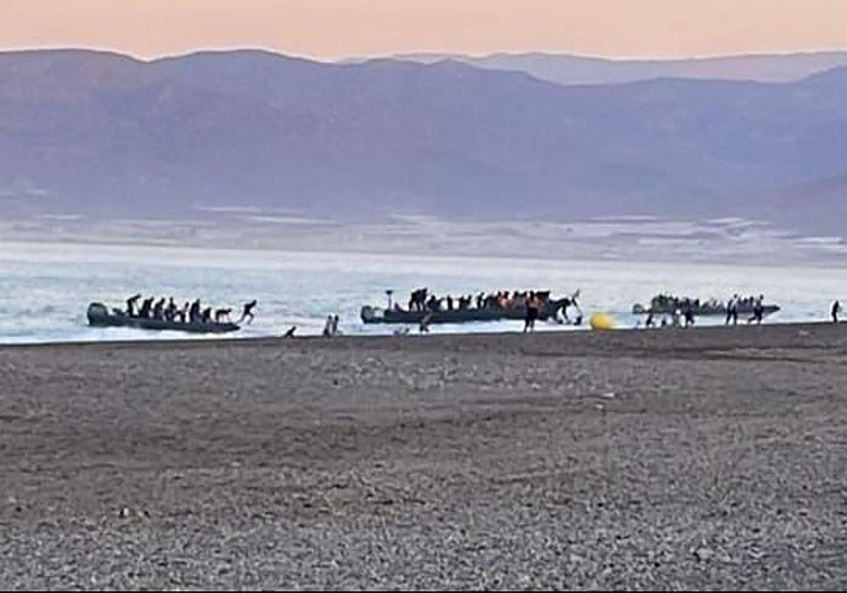Patera en aguas de Almería, en una imagen de archivo.