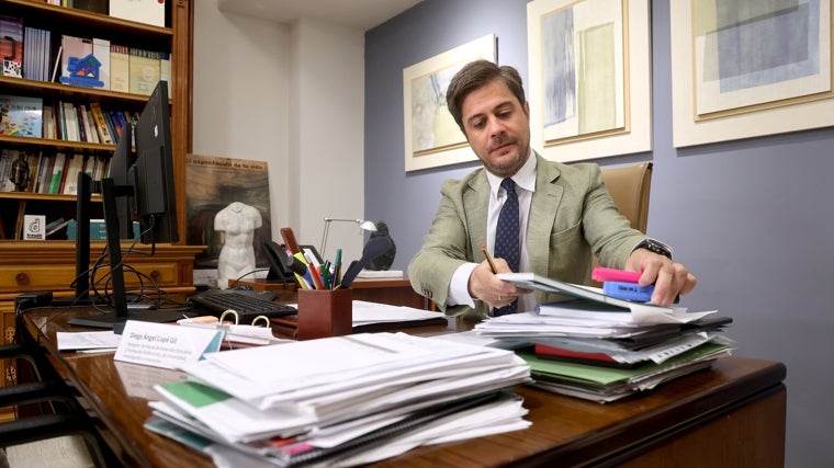 Copé trabaja, ayer, en su despacho en la delegación