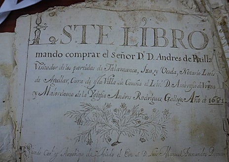 Imagen secundaria 1 - Arriba, el libro de difuntos. Abajo, izq., detalle de su interior. Dcha, un dibujo de San Cipriano, patrón de Cobeña, también en este voumen