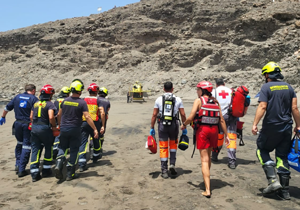 Personal sanitario atiende al afectado en Montaña Arena (Gran Canaria)