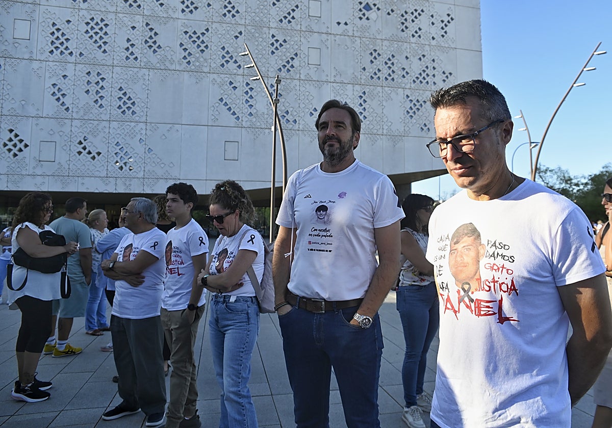 Familiares del joven fallecido a las puertas de la Ciudad de la Justicia de Córdoba antes del juicio