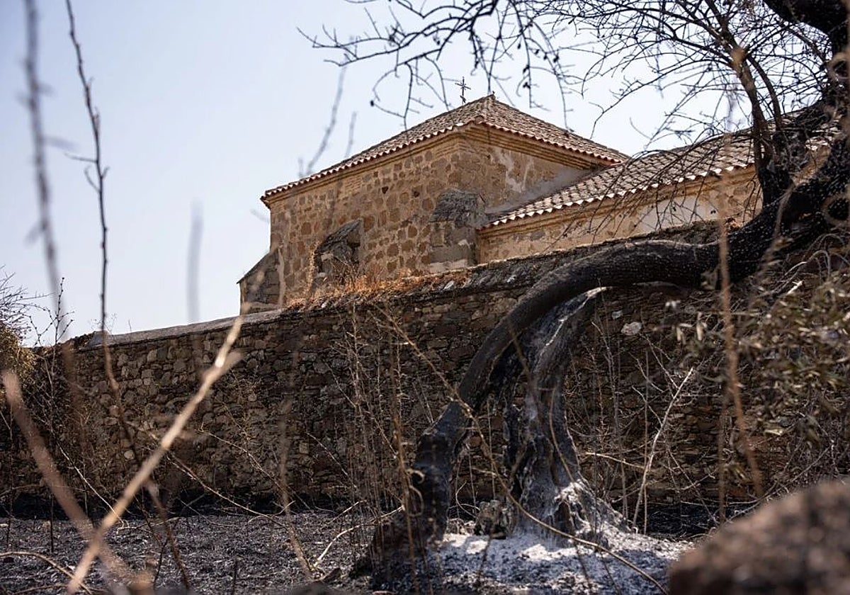 Las llamas cercaron en agosto la iglesia y el cementerio de Navalmoralejo (Toledo)