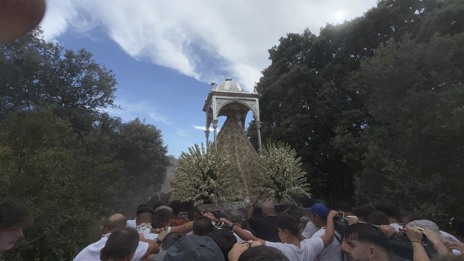 La emocionante &#039;Bajá&#039; de la Virgen de la Sierra de Cabra, en imágenes