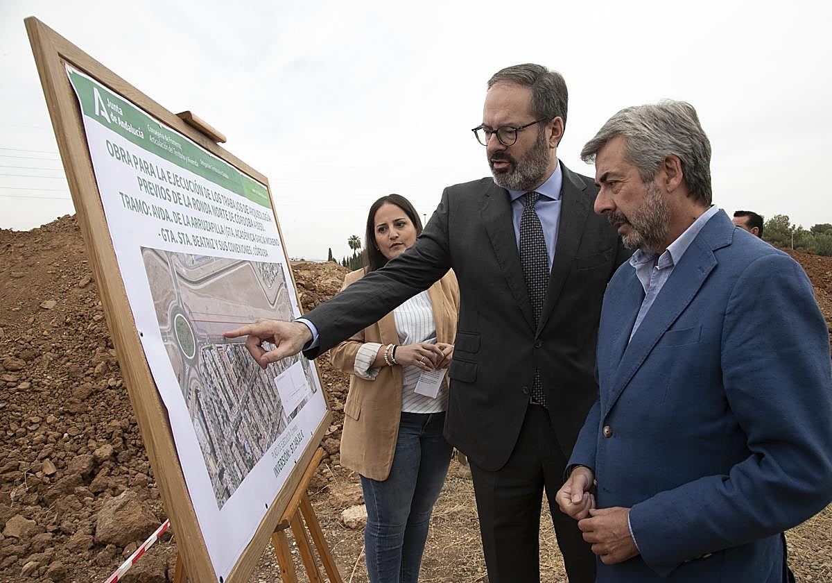 El delegado del Gobierno con el edil de Urbanismo en la traza de la Ronda Norte