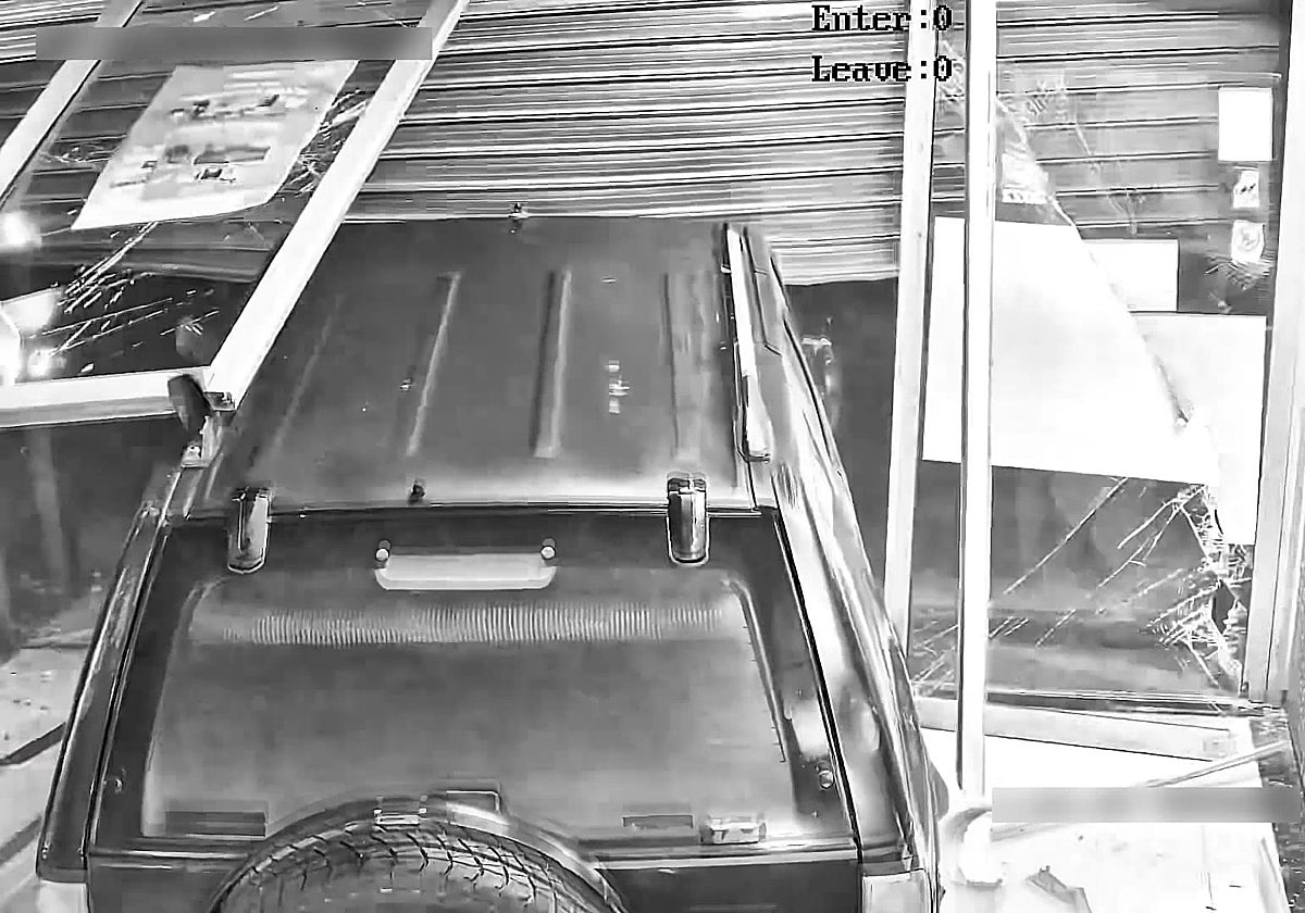 Imagen de la violenta irrupción de un vehículo en un local de Borja para sustraer el botín