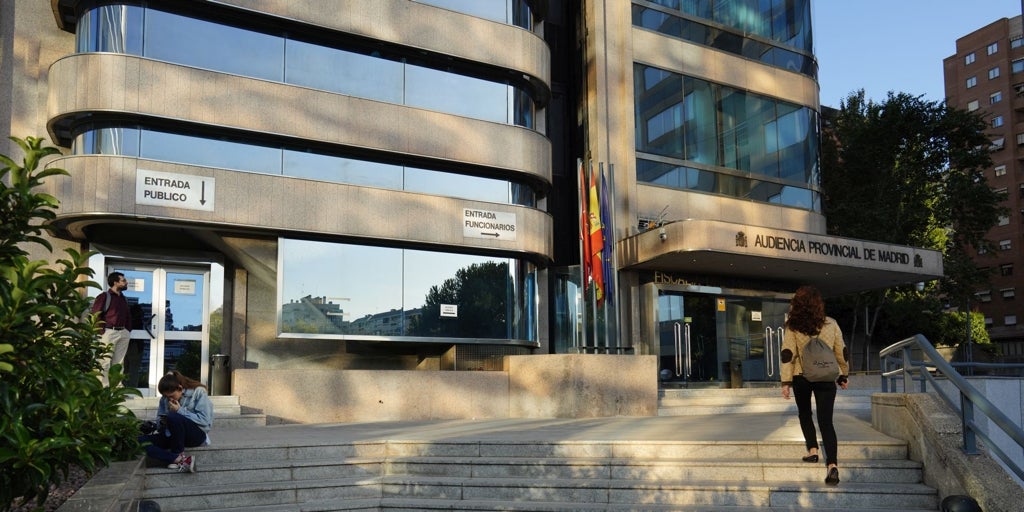 Piden 13 años de cárcel para un profesor de inglés por abusar de tres niñas en un colegio