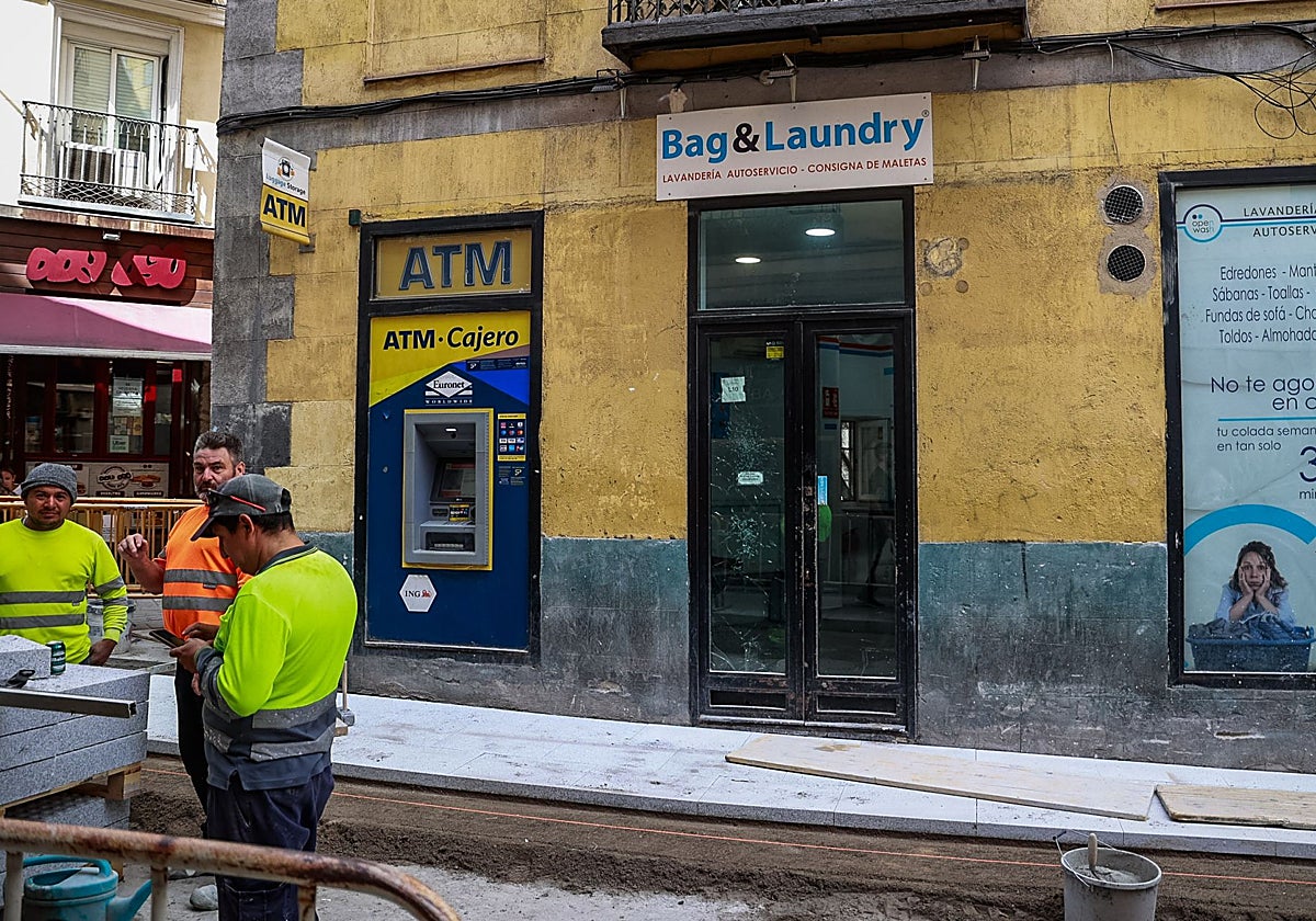 La lavandería donde ocurrieron los hechos, en la calle de la Cruz, aún con la cristalera rota, ayer