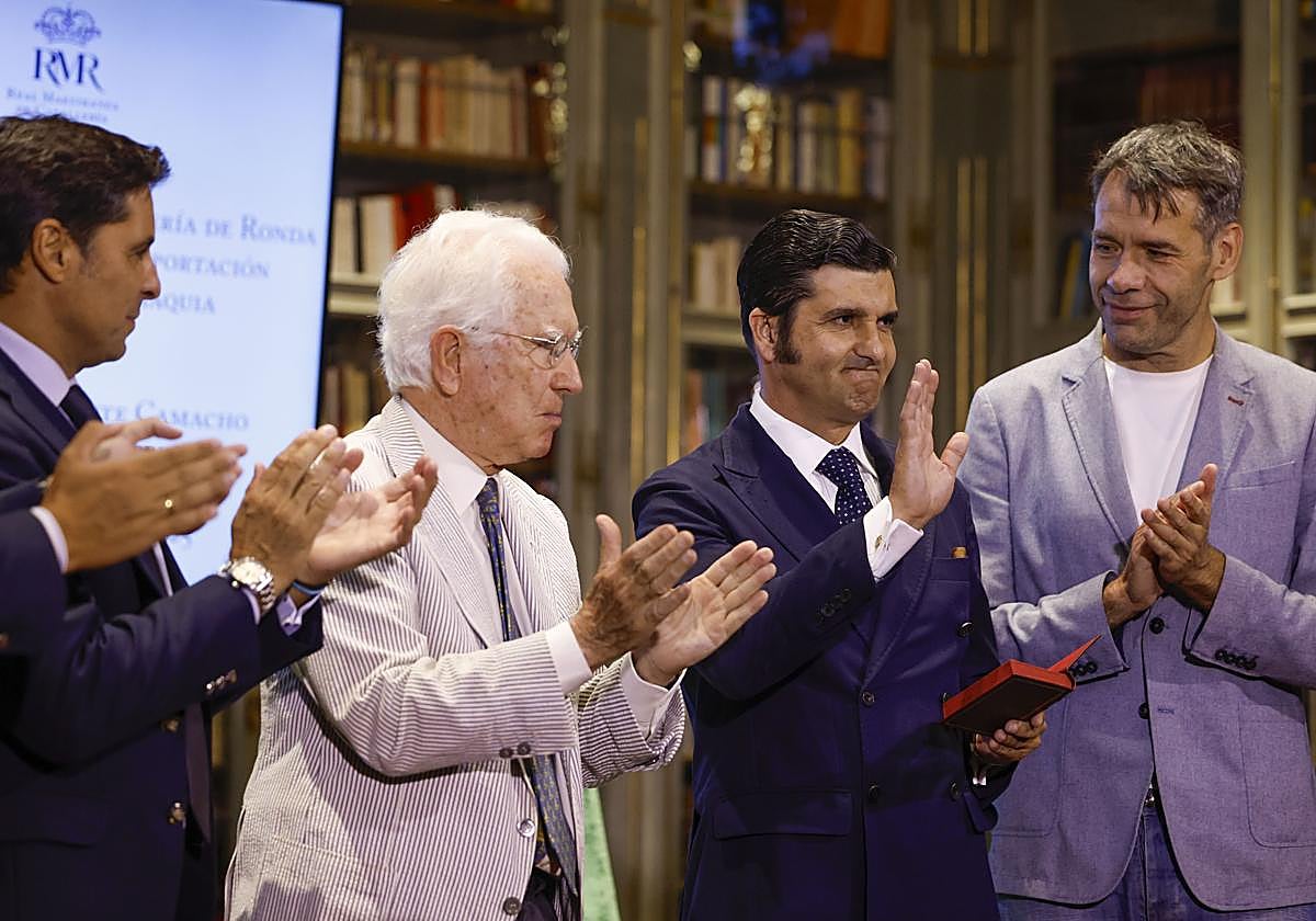 Francisco Rivera Ordónez, Rafael Atienza, José Antonio Morante de la Puebla y Rubén Amón durante la entrega de la medalla