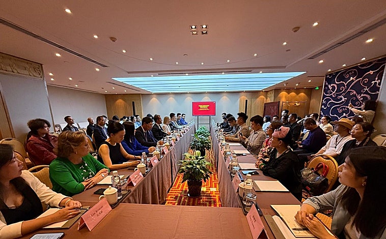 Imagen principal - La misión comercial encabezada por el alcalde, Carlos Velázquez, persigue consolidar la imagen de Toledo como destino turístico de calidad, con especial atención a su artesanía -damasquinado y espadería- y a su riqueza cultural y patrimonial.